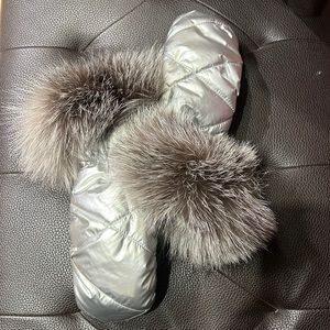 Fox fur mittens. NWT, never worn